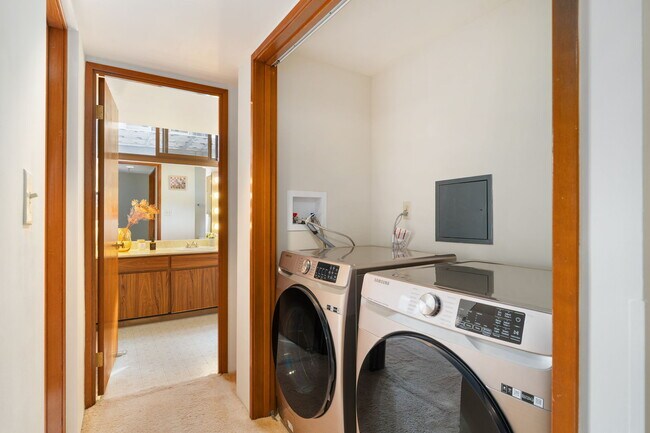 Foto del edificio - Country Club Plaza#307