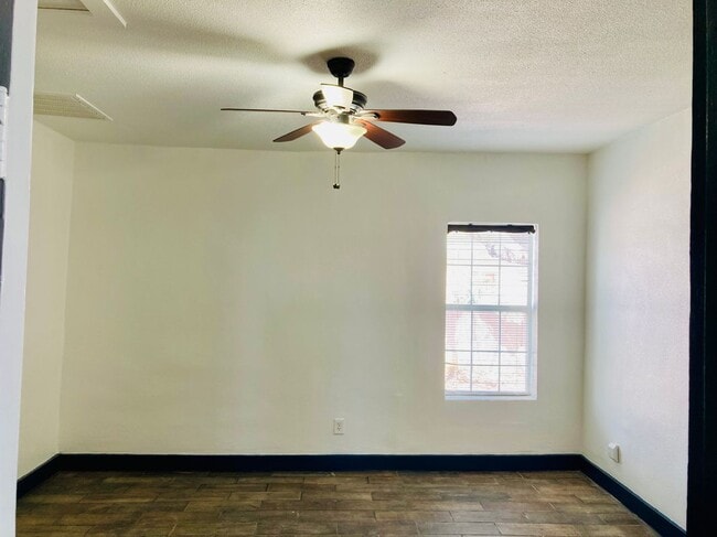 Building Photo - 104 E Waco St