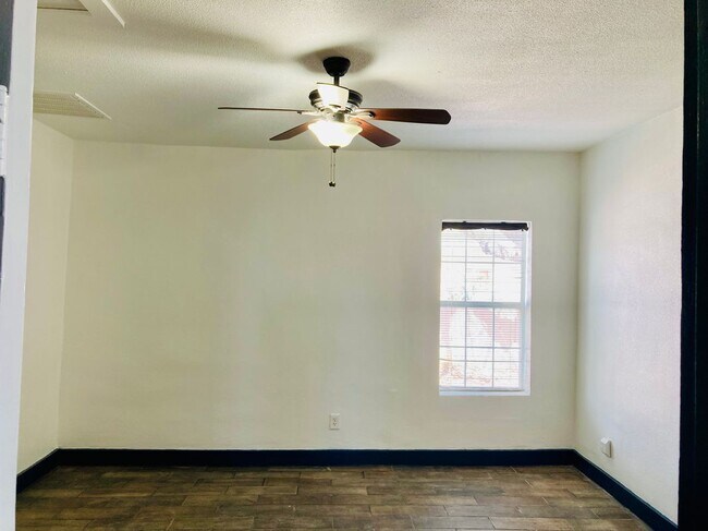 Foto del edificio - 104 E Waco St