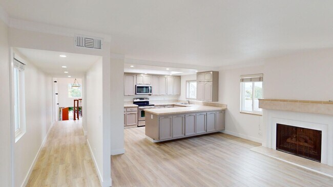 Building Photo - Spacious 3 Bedroom, 2.5 Bathroom Home with...