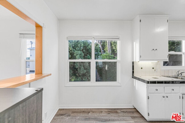 Foto del edificio - 1352 Ocean Park Blvd