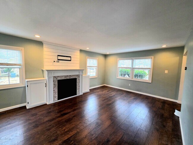 Building Photo - Stunning 3 BR/2.5 Single-Family Home in Bo...