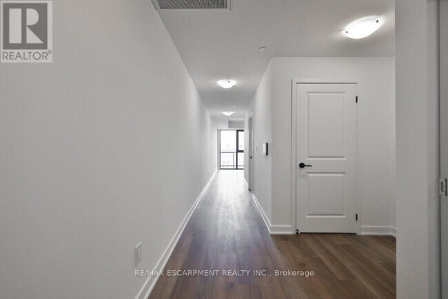 Photo du bâtiment - 2075 Lakeshore Rd.