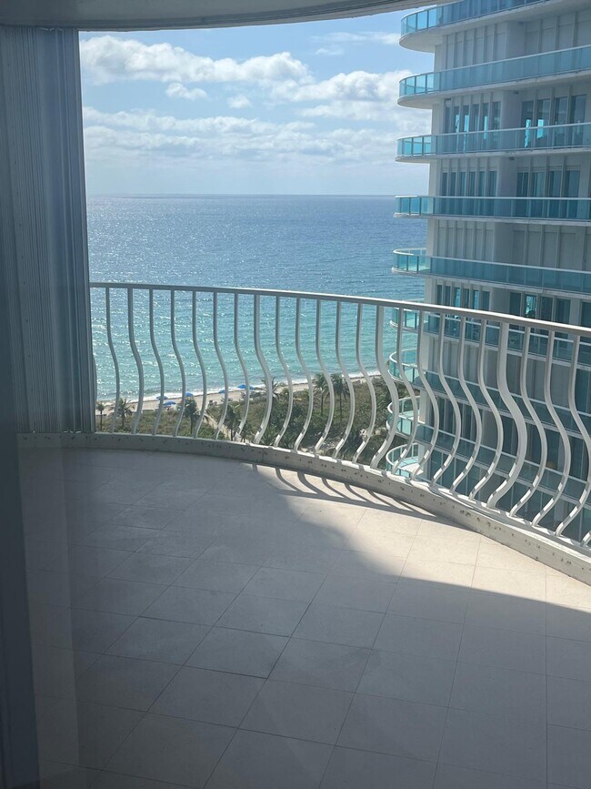 Building Photo - 10155 Collins Ave