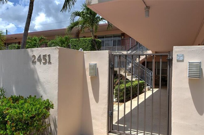 Foto del edificio - 2451 NE 49th St