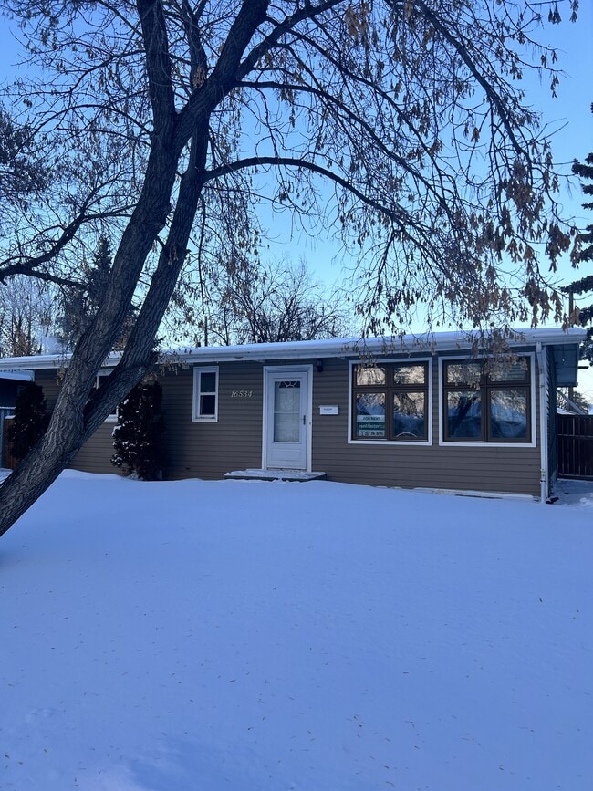 Photo du bâtiment - 16534-16103 103 Ave NW