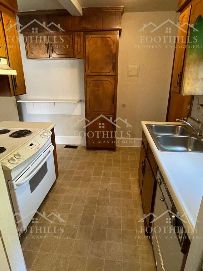 Building Photo - 2-Bed, 1-Bath with Beautiful Hardwood Floors