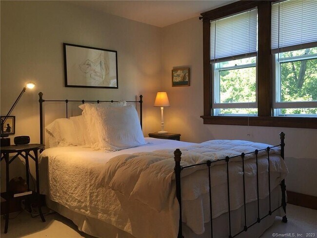 Foto del edificio - 14 New Preston Hill Rd