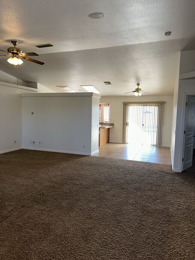 Foto del edificio - Unfurnished Pool Home