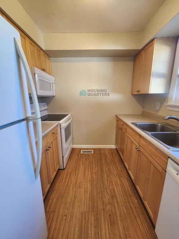 Building Photo - 1615 E Bismark Ave