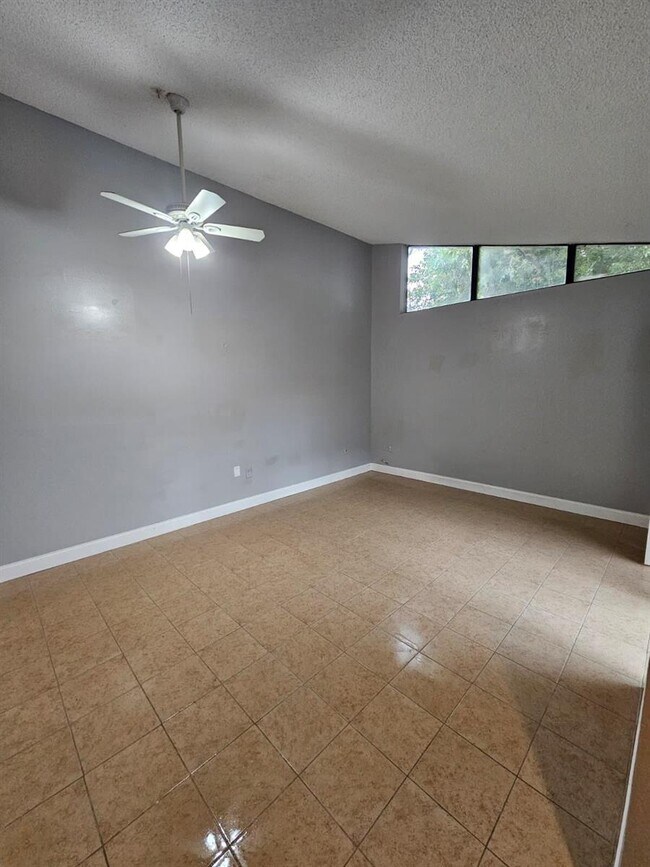 Foto del edificio - 4552 NW 185th St
