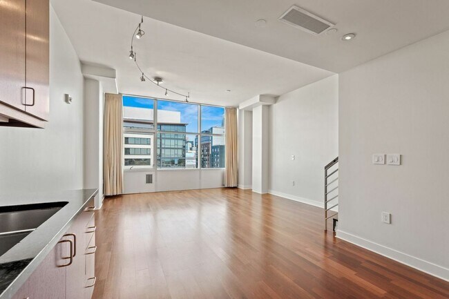 Building Photo - 207 King St