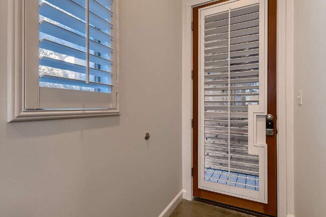 Building Photo - 2612 Carnarvon Ln