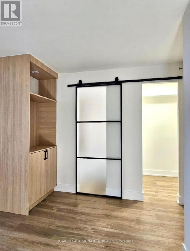 Building Photo - 720 Spadina Ave.