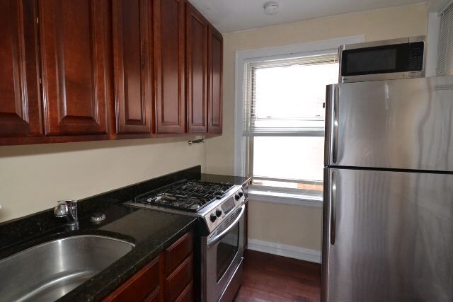 Building Photo - 541 W Surf St