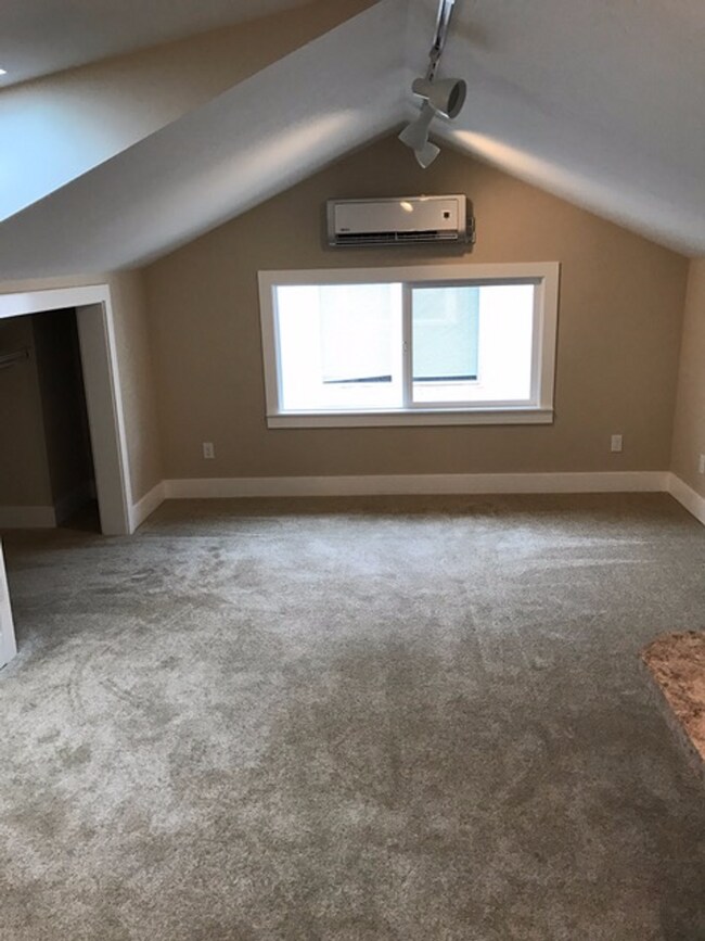 Foto del edificio - Charming Top Floor Studio of Triplex in a Fantastic Seattle Neighborhood!