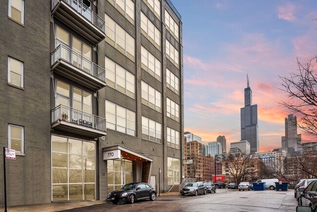 Building Photo - 770 W Gladys Ave