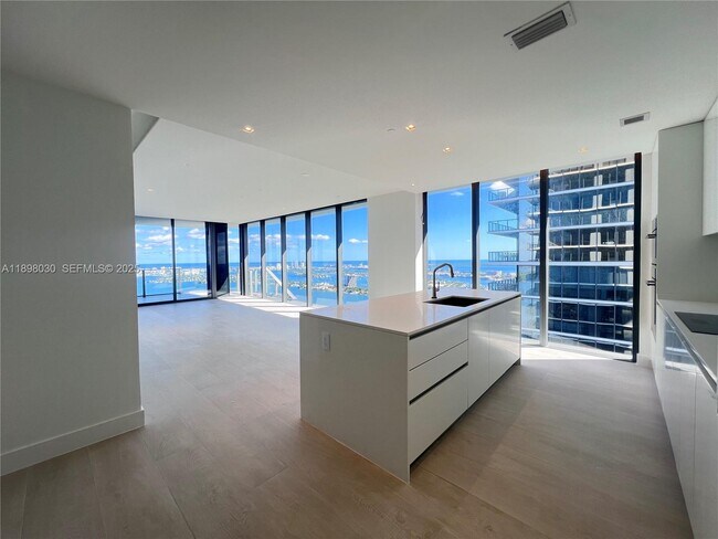 Foto del edificio - 700 NE 24th St