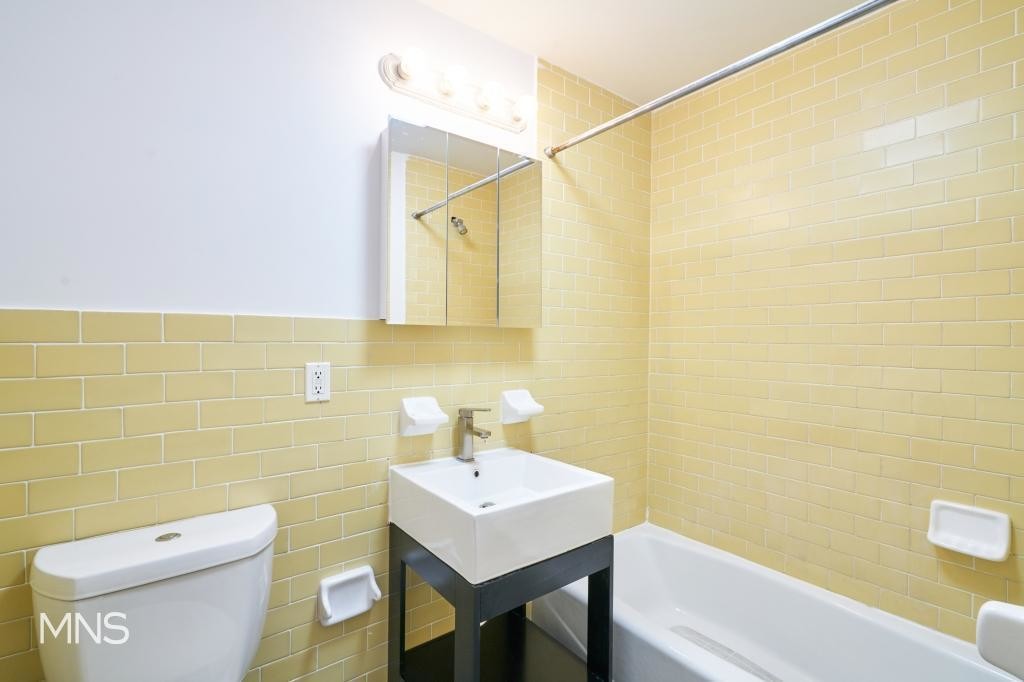 Foto principal - 667 Meeker Ave