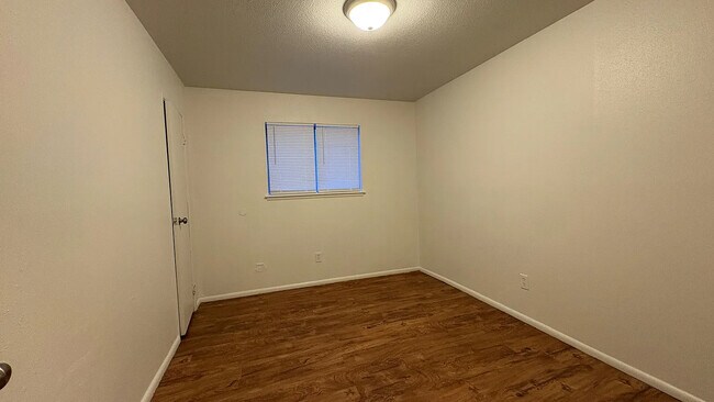 Foto del edificio - 2416 Queensbury Rd