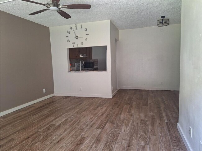 Foto del edificio - 10037 Winding Lake Rd