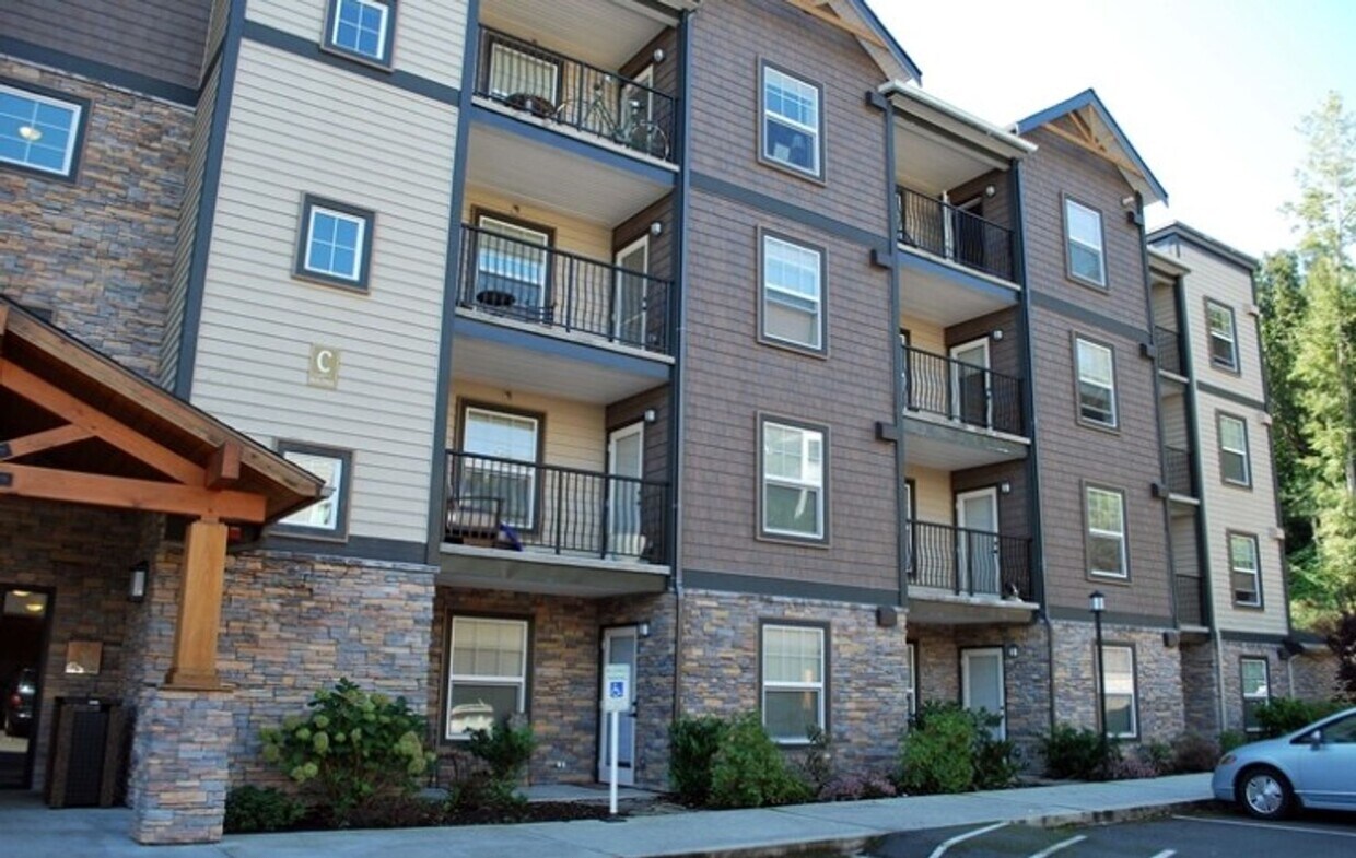 Building Photo - Studio Apartment in Secured Entry Building...