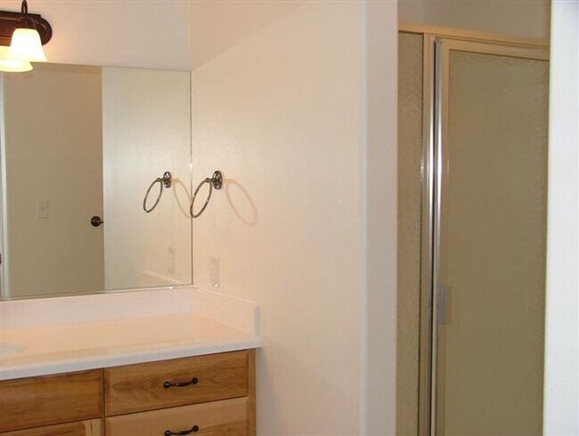 Building Photo - Room in 3 bed 2.5  bath townhome.