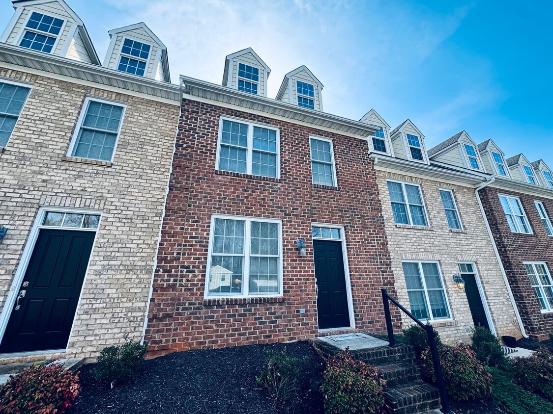 Newer Townhouse (Wiggington Place) - Newer Townhouse (Wiggington Place)