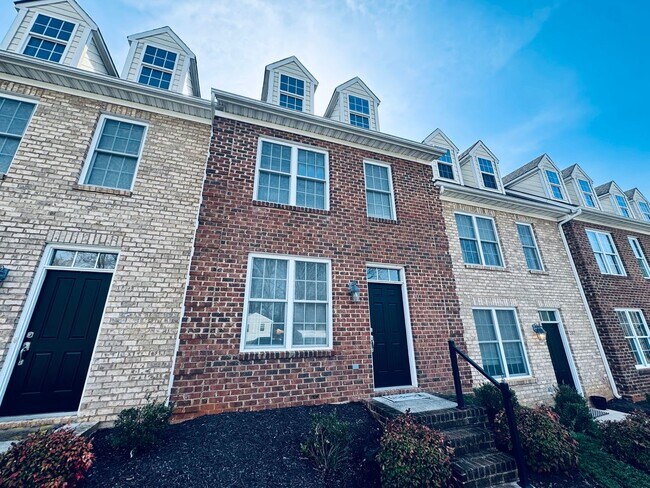 Newer Townhouse (Wiggington Place) - Newer Townhouse (Wiggington Place)