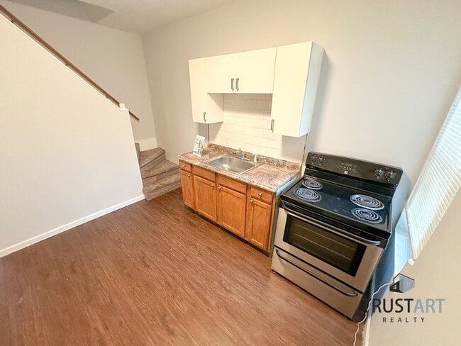 Building Photo - 3 bedroom house with backyard and basement.