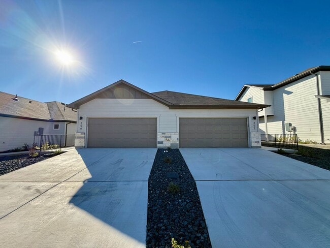 Building Photo - Want luxury living in the Far West ...Look...