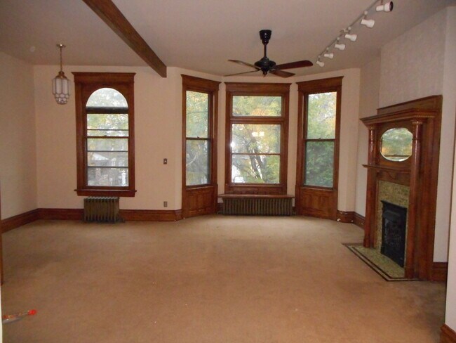 Building Photo - 1415 W Warner Ave