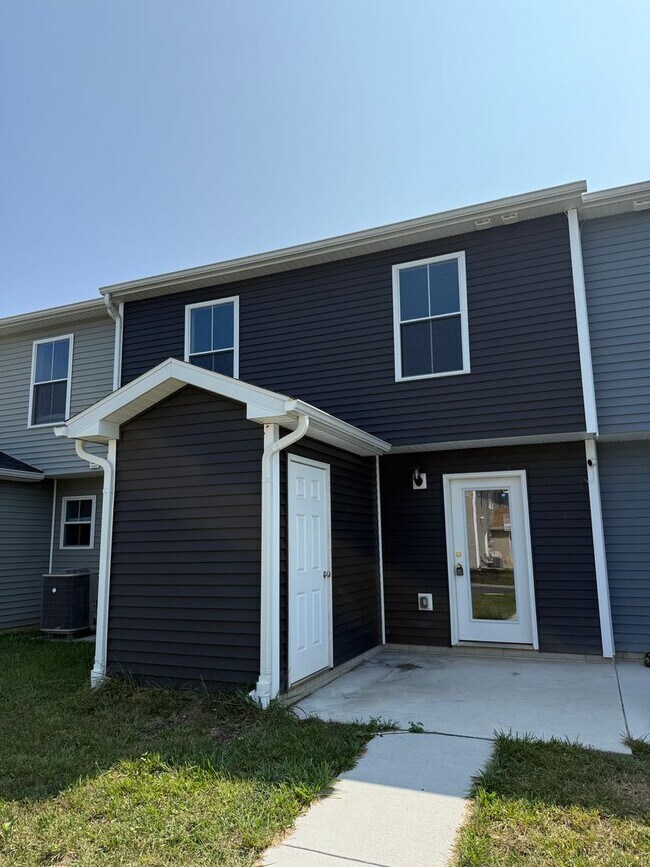 Building Photo - Beautiful 3 bedroom, 2.5 bath townhouse av...