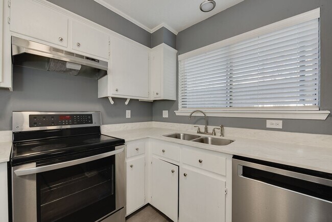 Foto del edificio - 3 Bed, 1.5 Bath Townhome in Bryan for August Move In!