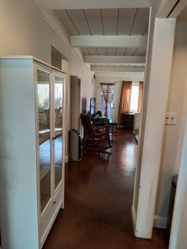 Foto del edificio - SHORT TERM RENTAL! Fully Furnished and Mov...
