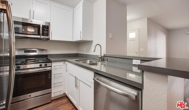 Building Photo - 5736 Las Virgenes Rd