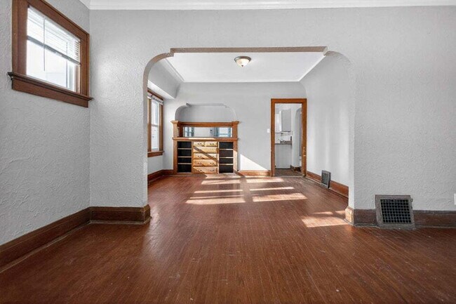 Foto del edificio - Spacious four bedroom home, available late June.