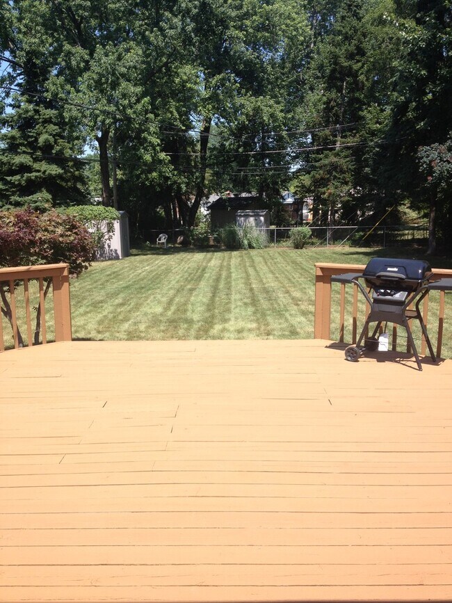 Building Photo - BEAUTIFUL, SPACIOUS 3 BDRM 1.5 BATH RANCH ...