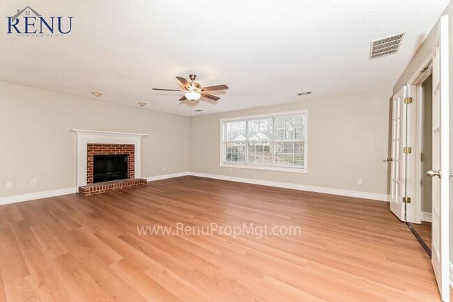 Building Photo - Now available 5 bedrooms 3.5 baths