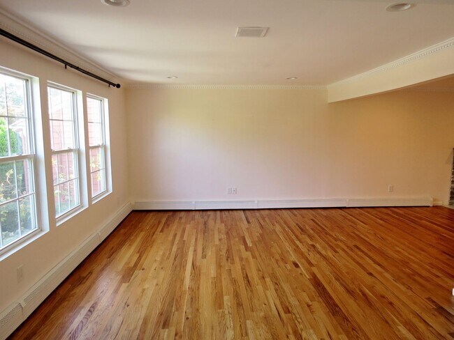 Building Photo - Mint 4 Bedroom 3.5 Bath