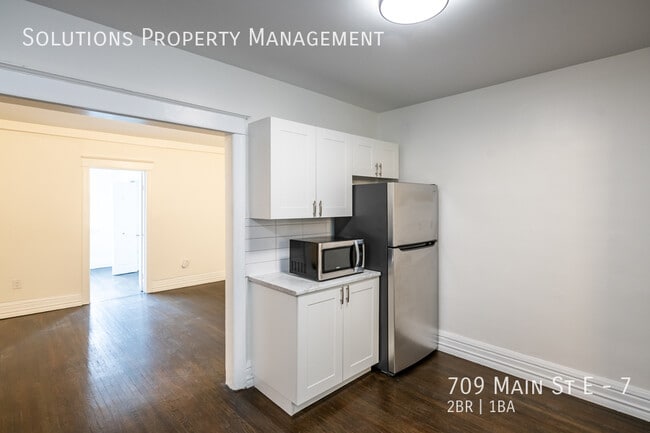 Building Photo - **Newly Renovated 2 Bedroom Unit**