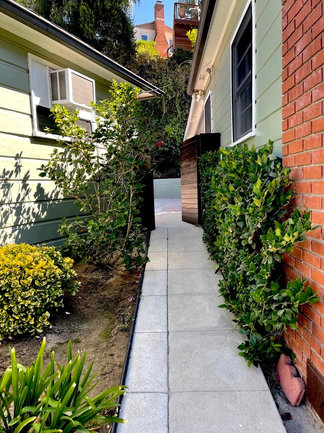 Walkway to rear Yard - 1268 Las Flores Dr