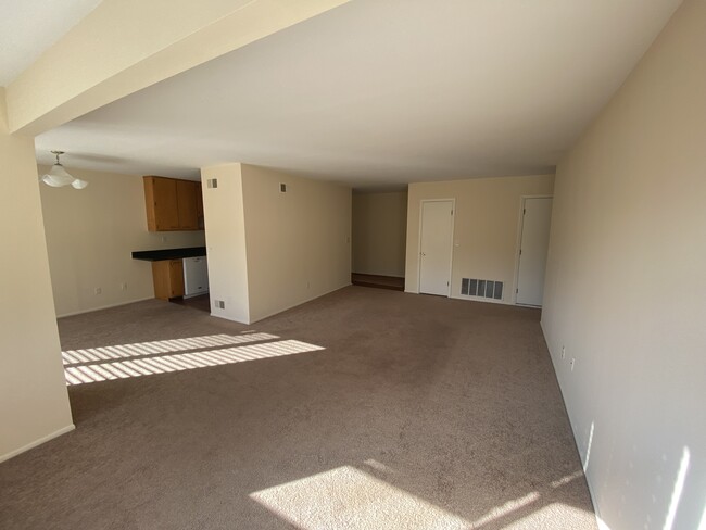 Living/ Dining area - 248 Indian Hollow Ct