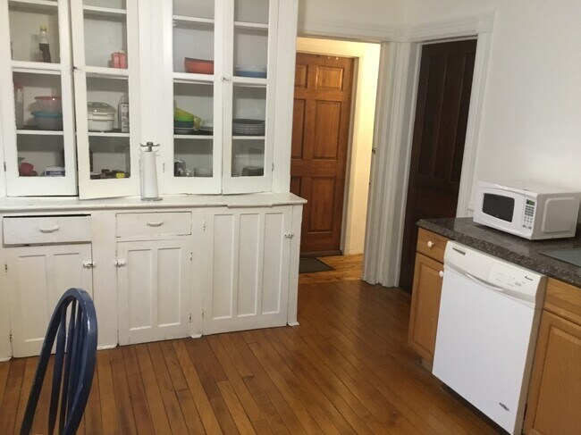 Kitchen - 931 Brayton Park Plz