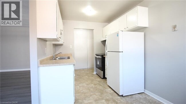 Building Photo - 529 Parkside Dr