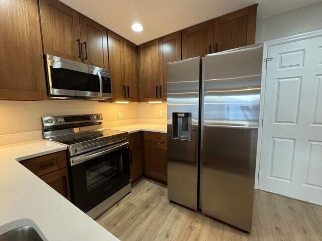 Building Photo - Fully Renovated Townhome | Modern Quartz K...