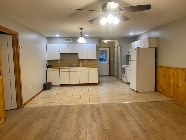 Building Photo - Spacious 3 bedroom 2 bath with 1 stall garage duplex outside city of Watertown for rent!