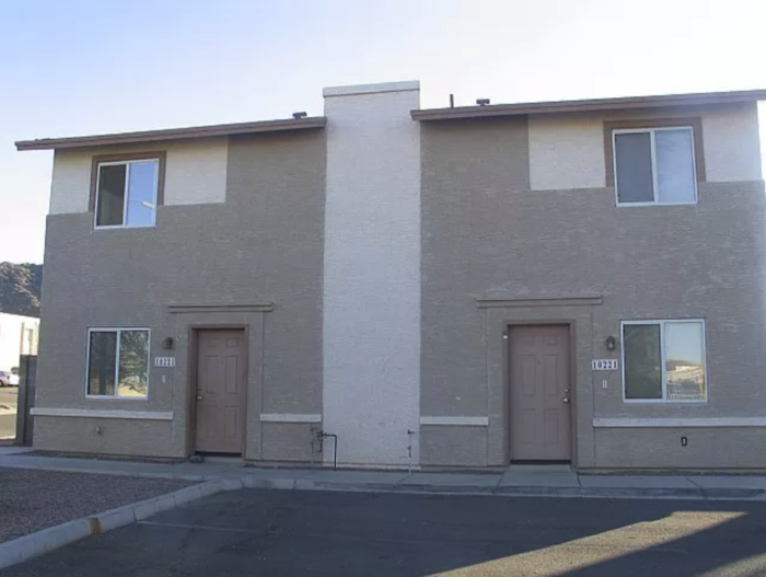 Foto principal - 3 Bed 2 Bath Beautiful Townhome! Close to ...