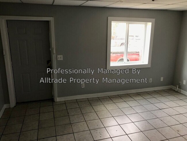 Building Photo - 706 Roselane St