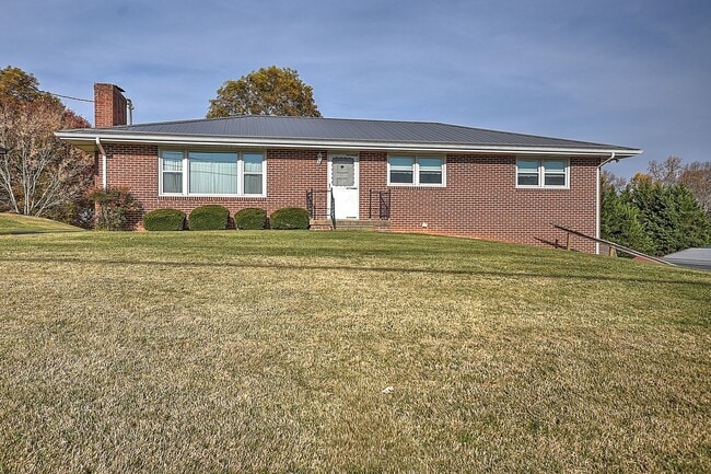 Foto del edificio - 3 Bedroom / 2 Bath Brick Home with drive under garage